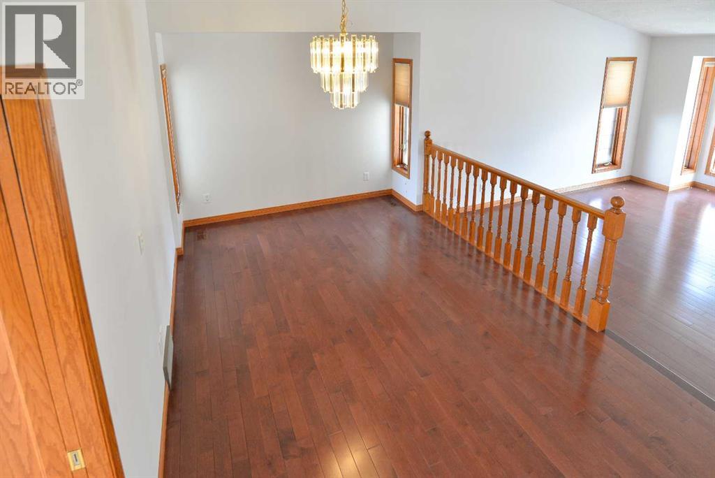 393 Hawktree Circle Nw, Calgary, Alberta  T3G 2X9 - Photo 7 - A2305196