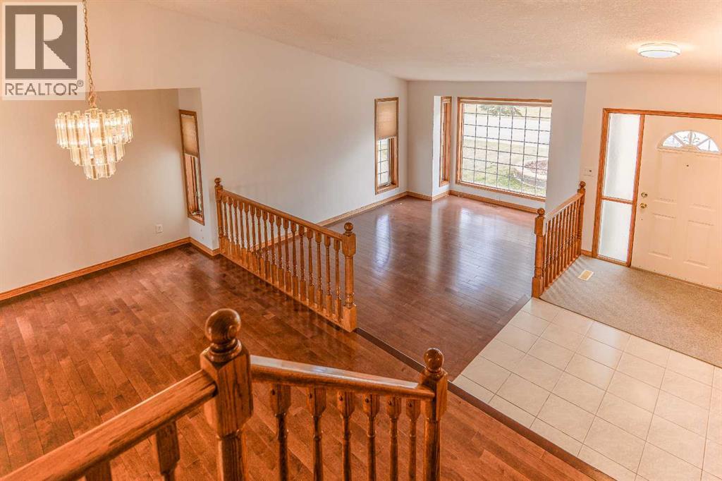 393 Hawktree Circle Nw, Calgary, Alberta  T3G 2X9 - Photo 5 - A2305196