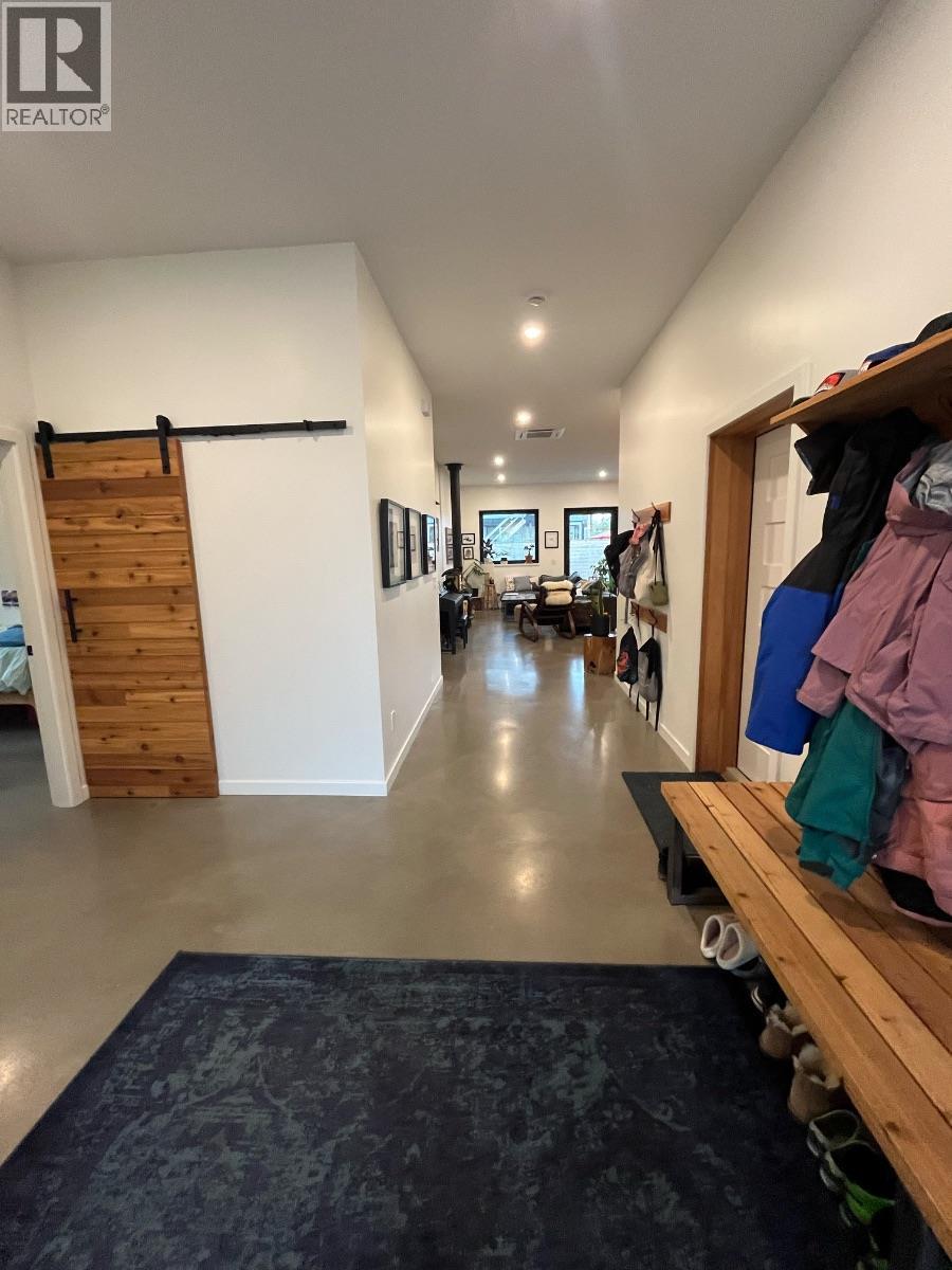 702 Center Street, Revelstoke, British Columbia  V0E 2S1 - Photo 2 - 10384849