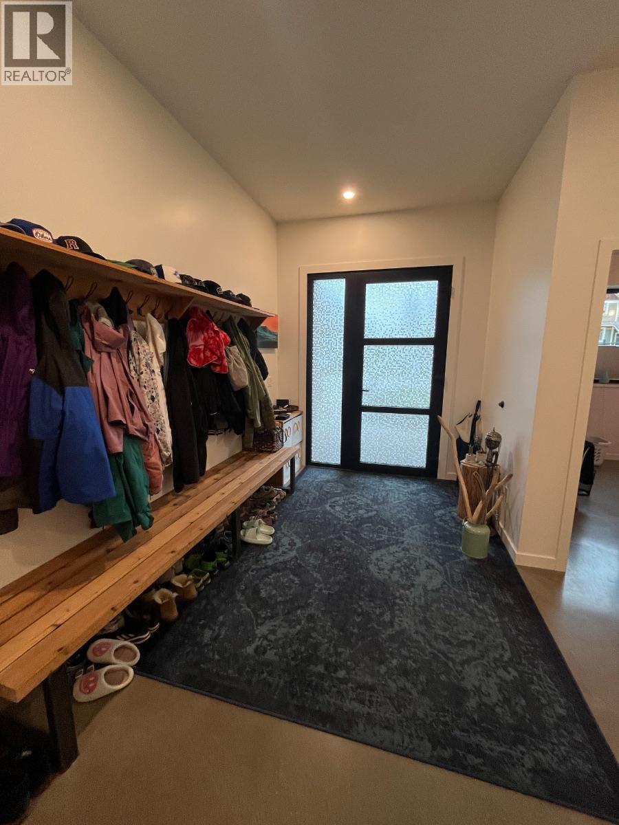 702 Center Street, Revelstoke, British Columbia  V0E 2S1 - Photo 3 - 10384849