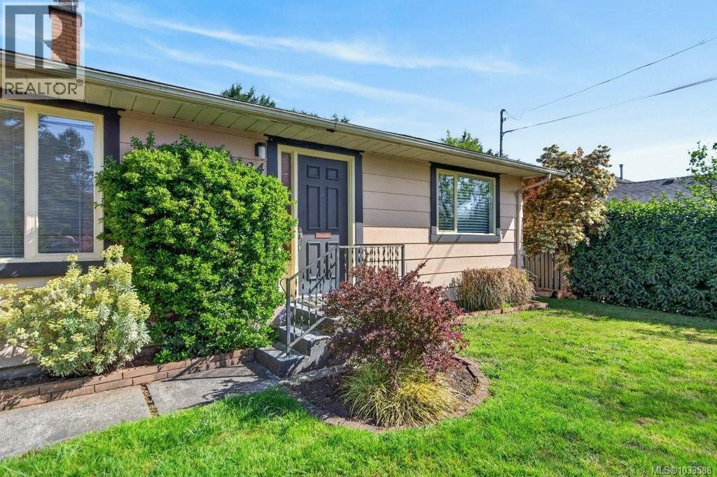 1984 Noel Ave, Comox, British Columbia  V9M 2J7 - Photo 3 - 1033588