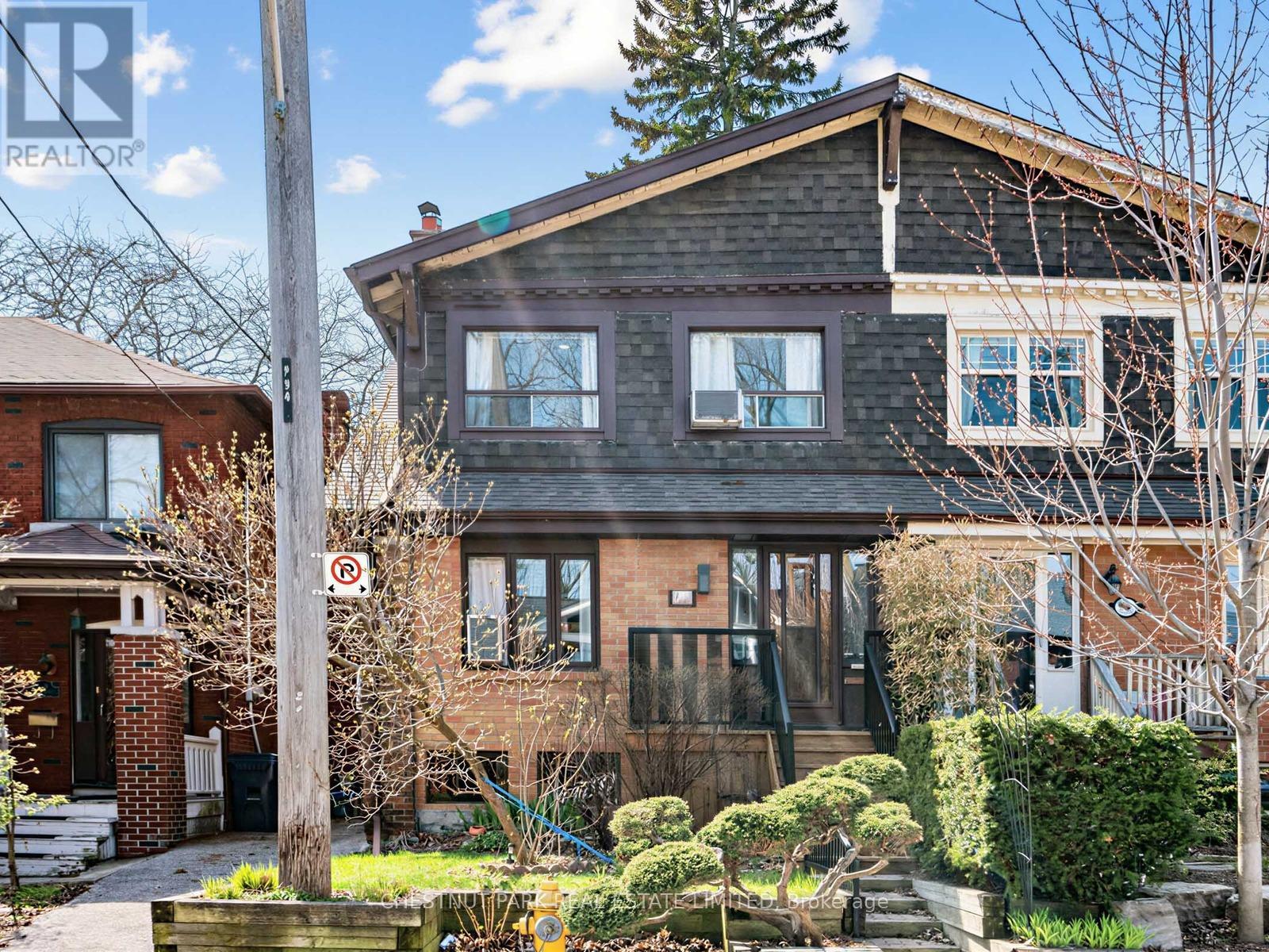 <div class="slider-price">$1,099,999</div><p>92 Scarboro Beach Boulevard, Toronto, Ontario</p>