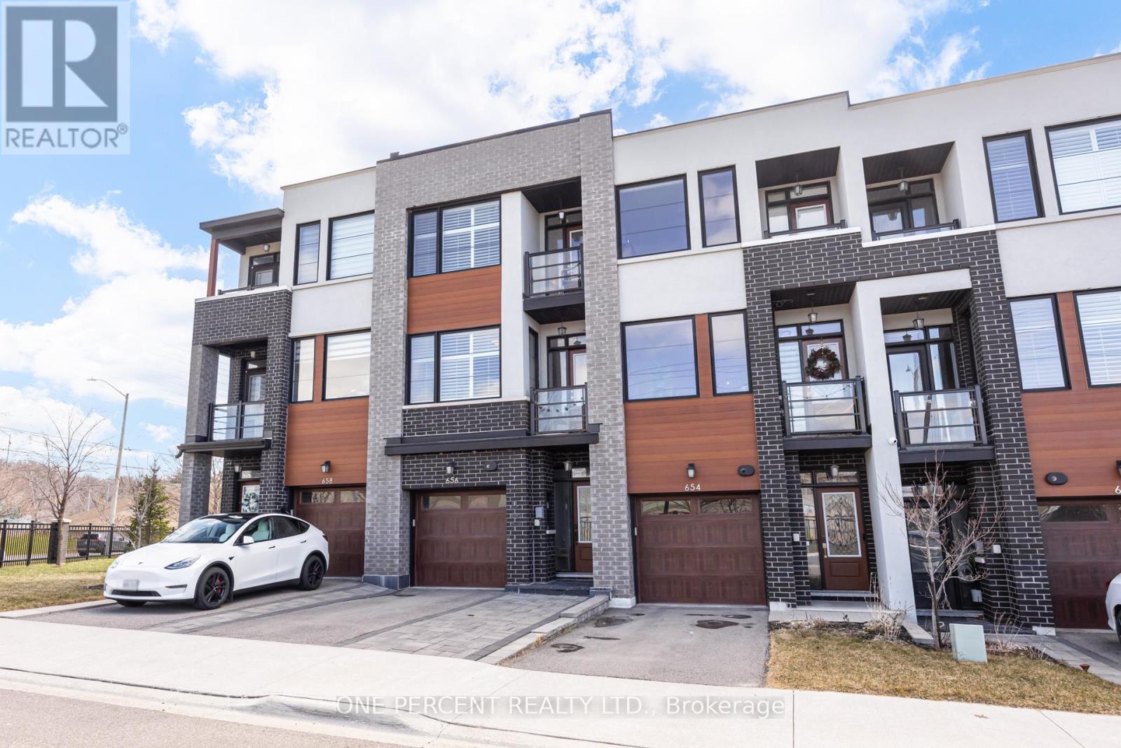 656 Tupelo Court, Mississauga, Ontario  L5G 0C4 - Photo 2 - W13050318