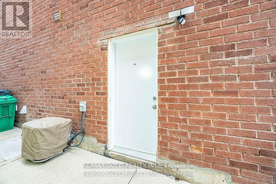 33 Callalily Road, Brampton, Ontario  L7A 0M3 - Photo 2 - W13050396