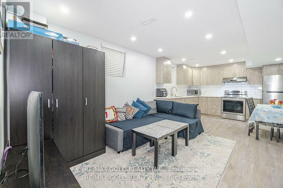 33 Callalily Road, Brampton, Ontario  L7A 0M3 - Photo 3 - W13050396