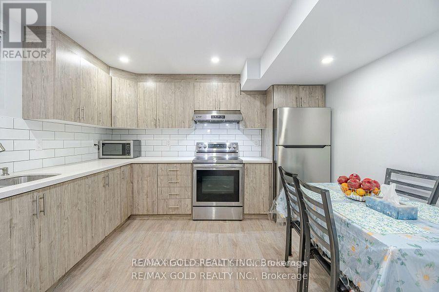 33 Callalily Road, Brampton, Ontario  L7A 0M3 - Photo 4 - W13050396