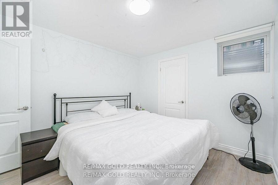 33 Callalily Road, Brampton, Ontario  L7A 0M3 - Photo 5 - W13050396