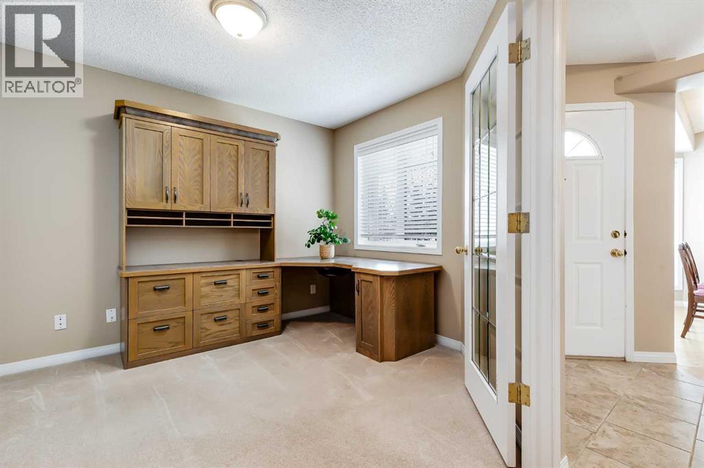 17 Rocky Ridge Villas Nw, Calgary, Alberta  T3G 4R2 - Photo 5 - A2298839