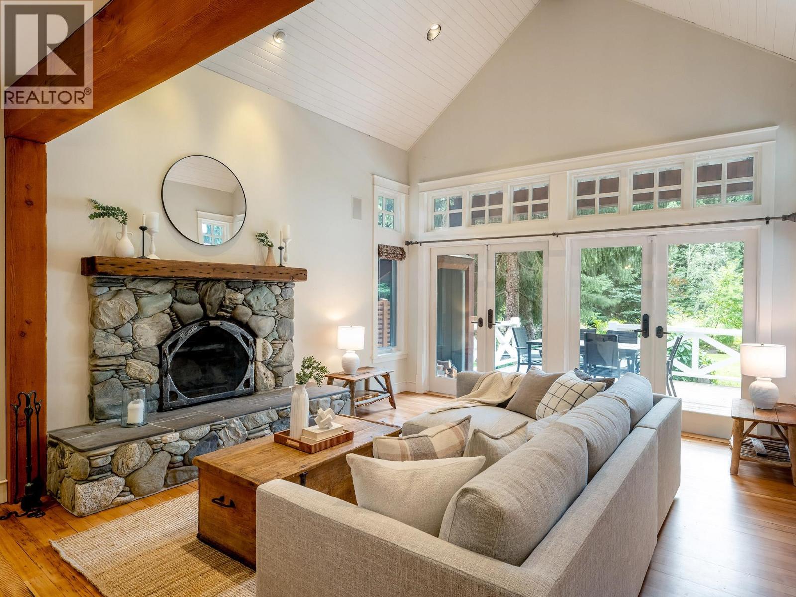 7313 Fitzsimmons Road South, Whistler, British Columbia  V8E 0E5 - Photo 2 - R3116343