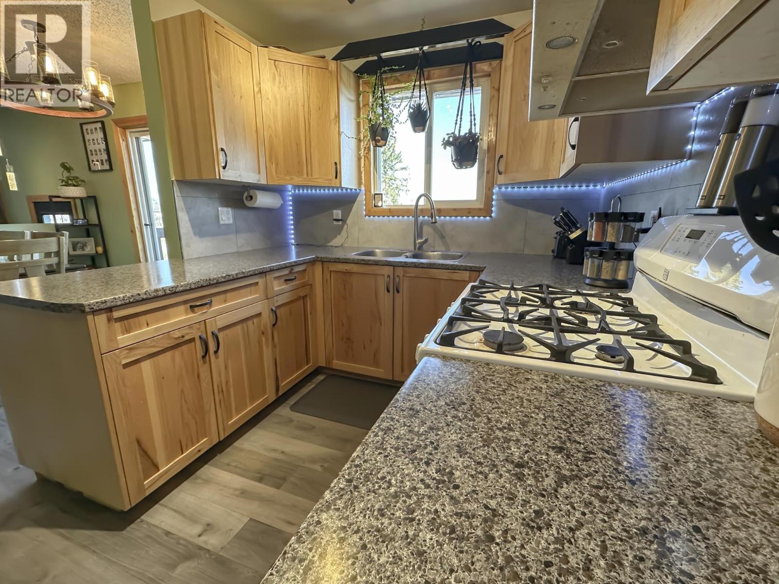 138 W 6th Street, Vanderhoof, British Columbia  V0J 3A0 - Photo 6 - R3116209