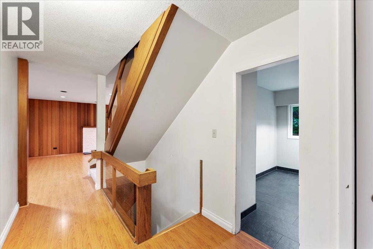 1064 Ruthina Avenue, North Vancouver, British Columbia  V7R 2E6 - Photo 32 - R3116306