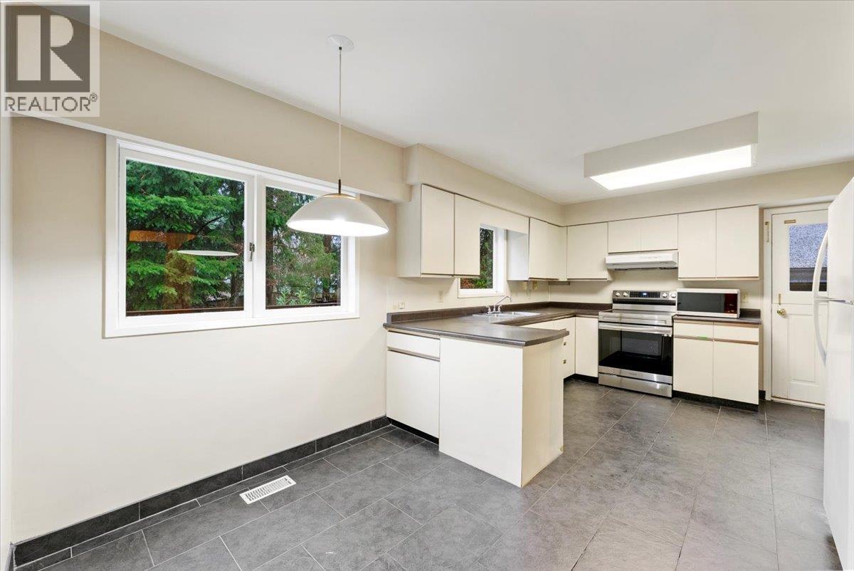 1064 Ruthina Avenue, North Vancouver, British Columbia  V7R 2E6 - Photo 16 - R3116306