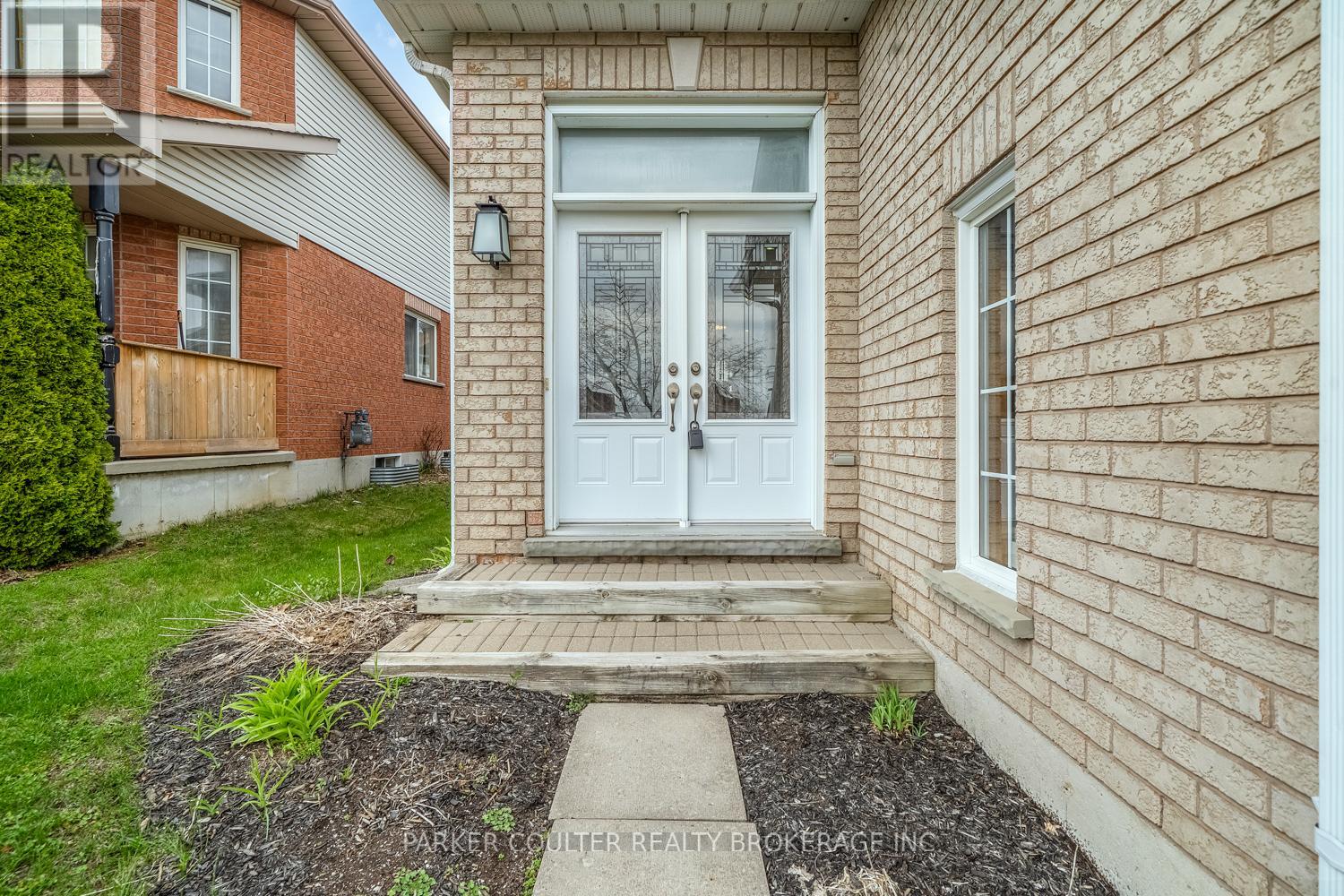 216 Mapleton Avenue, Barrie, Ontario  L4N 8T3 - Photo 2 - S13050558