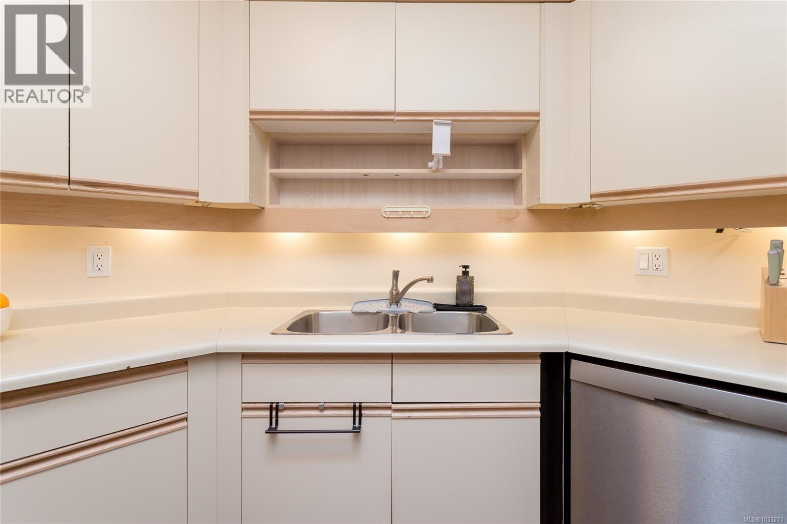 315 3931 Shelbourne St, Saanich, British Columbia  V8P 4H9 - Photo 14 - 1033271