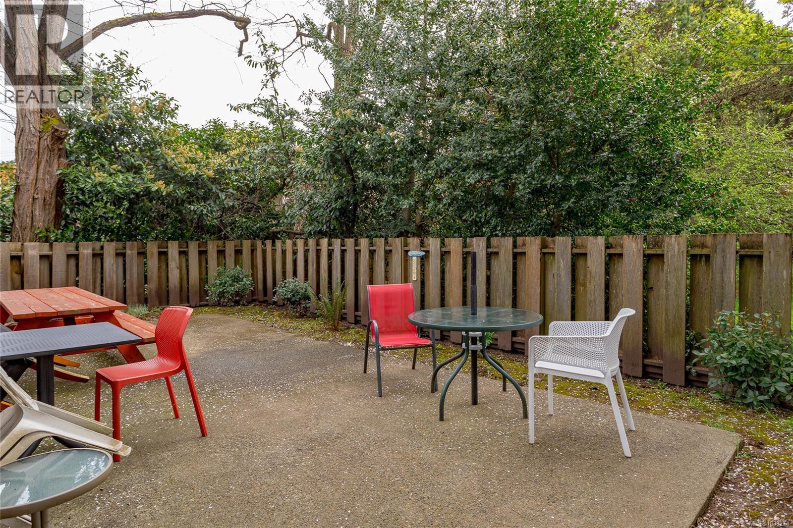 315 3931 Shelbourne St, Saanich, British Columbia  V8P 4H9 - Photo 31 - 1033271