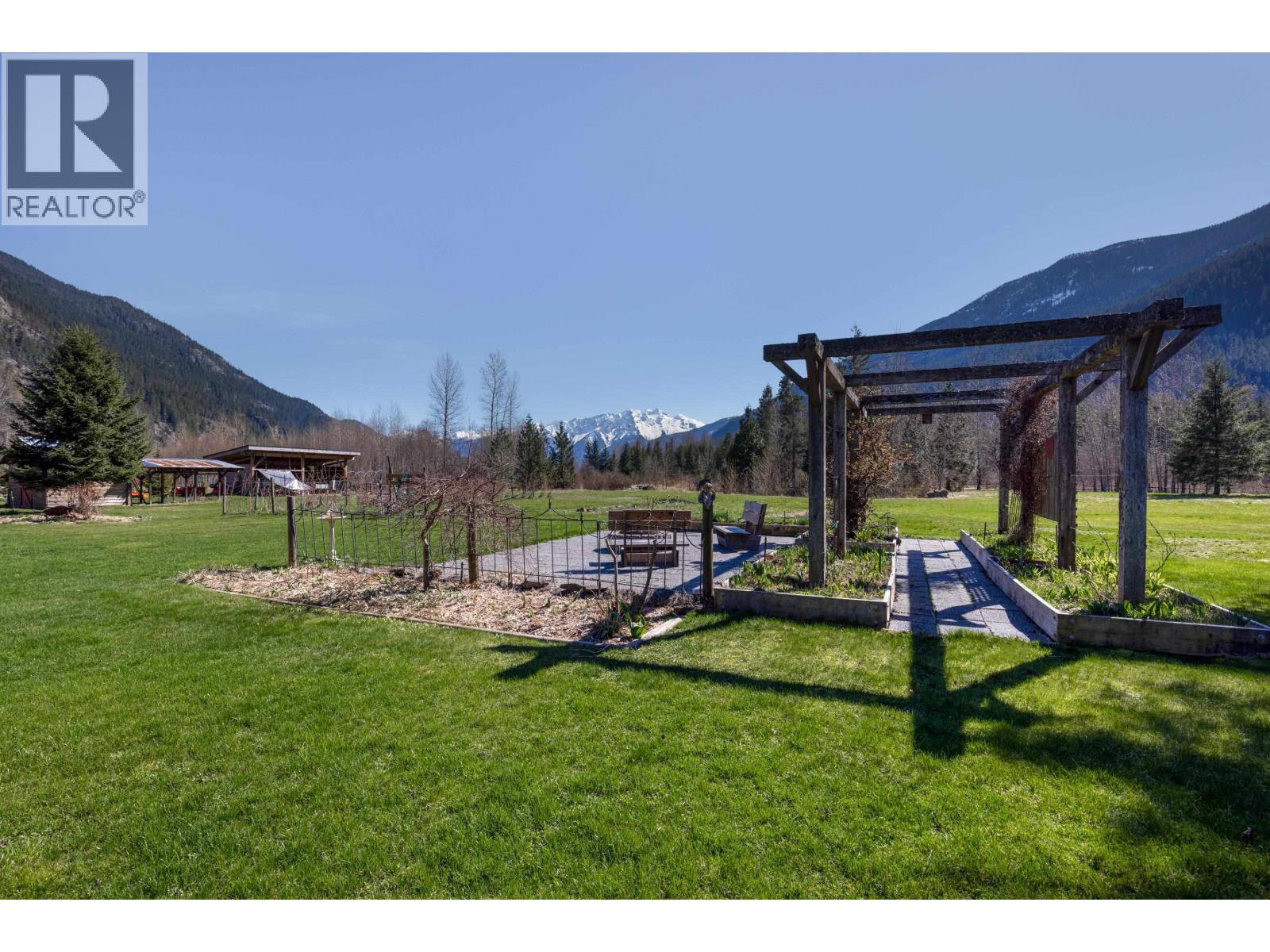 780 Green Road, Pemberton, British Columbia  V0N 2L2 - Photo 11 - R3112514