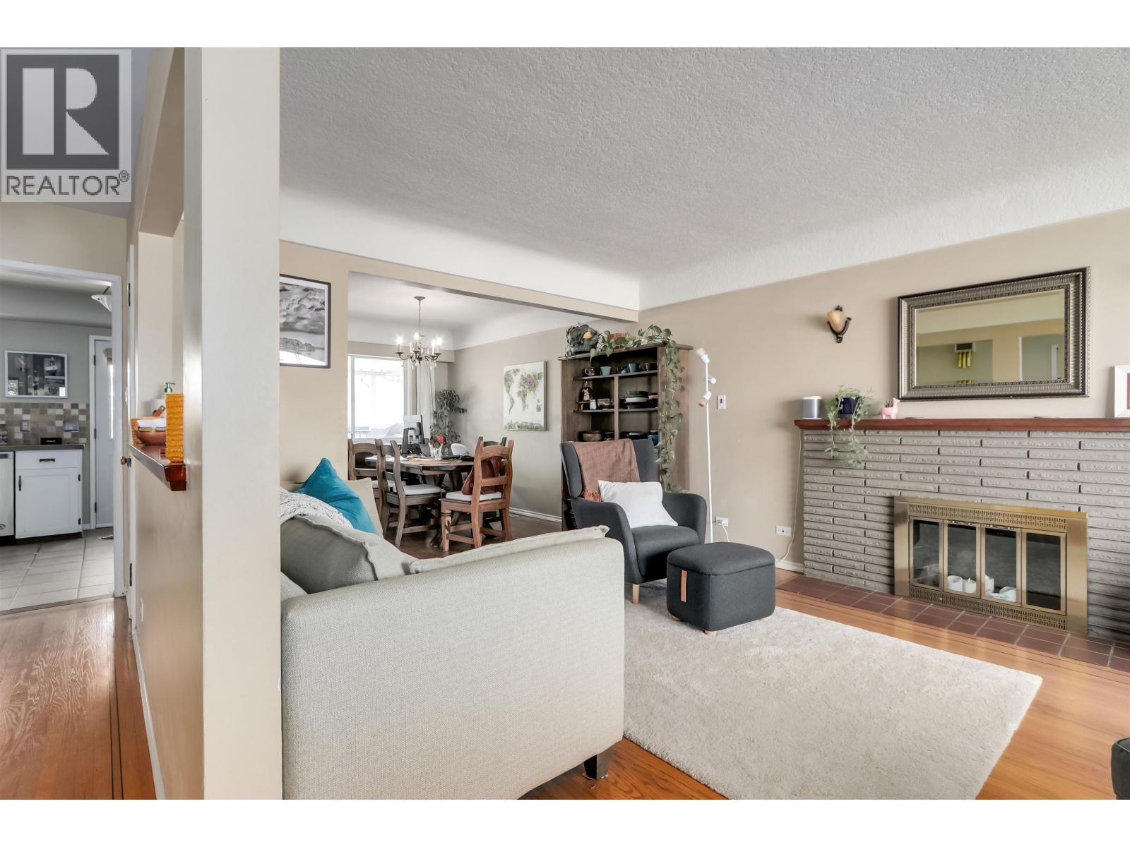 3712 Fir Street, Burnaby, British Columbia  V5G 2A5 - Photo 2 - R3116384