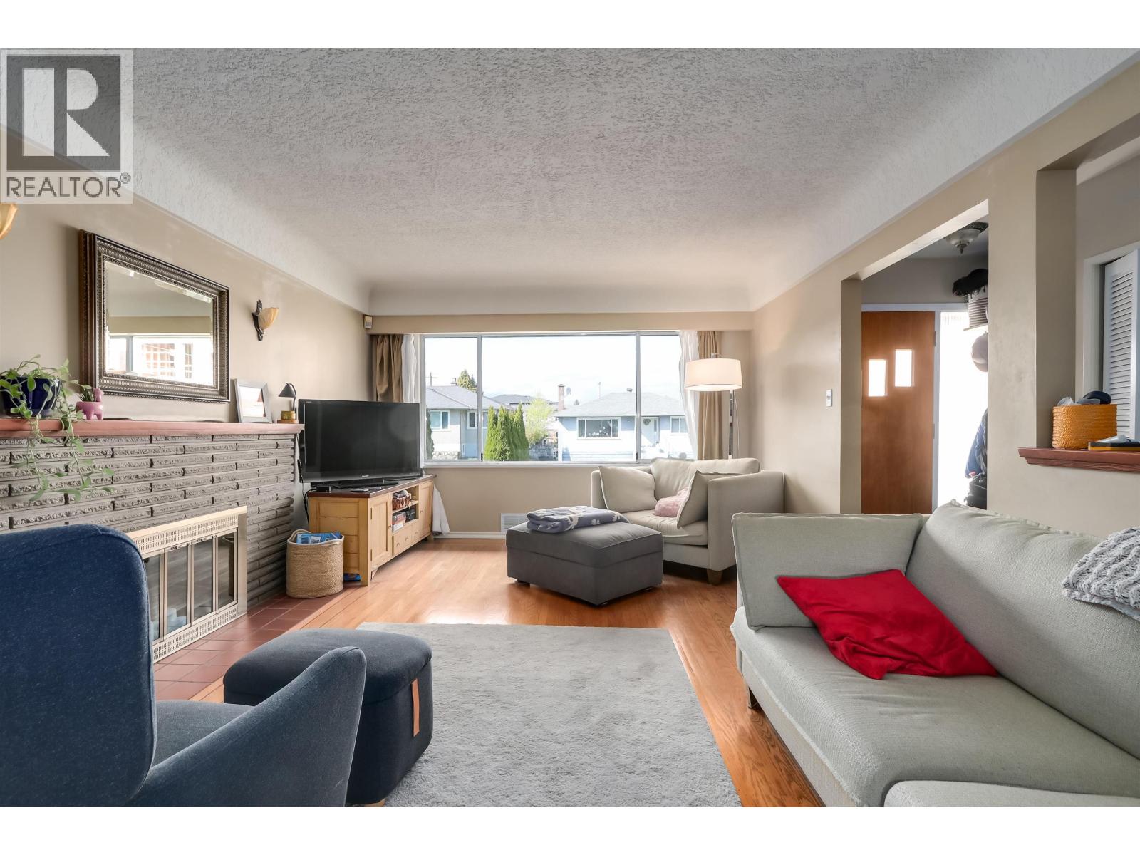 3712 Fir Street, Burnaby, British Columbia  V5G 2A5 - Photo 3 - R3116384