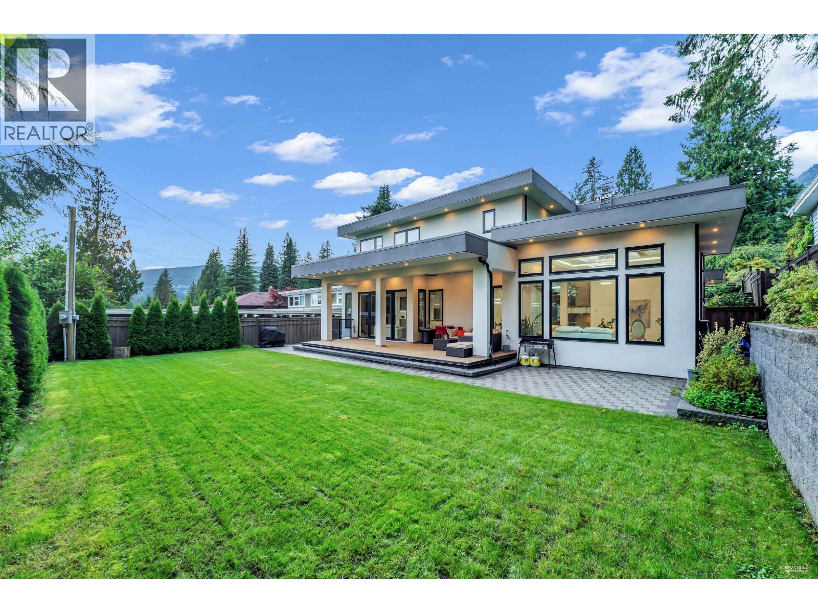 929 CANYON BOULEVARD, North Vancouver, British Columbia