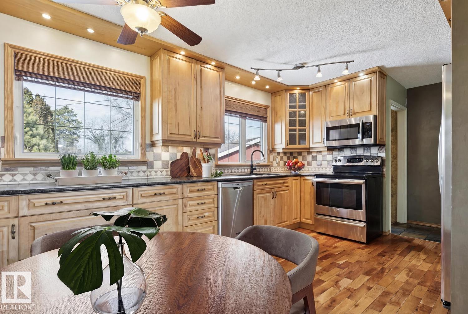 9124 167 St Nw, Edmonton, Alberta  T5R 2T9 - Photo 3 - E4484415