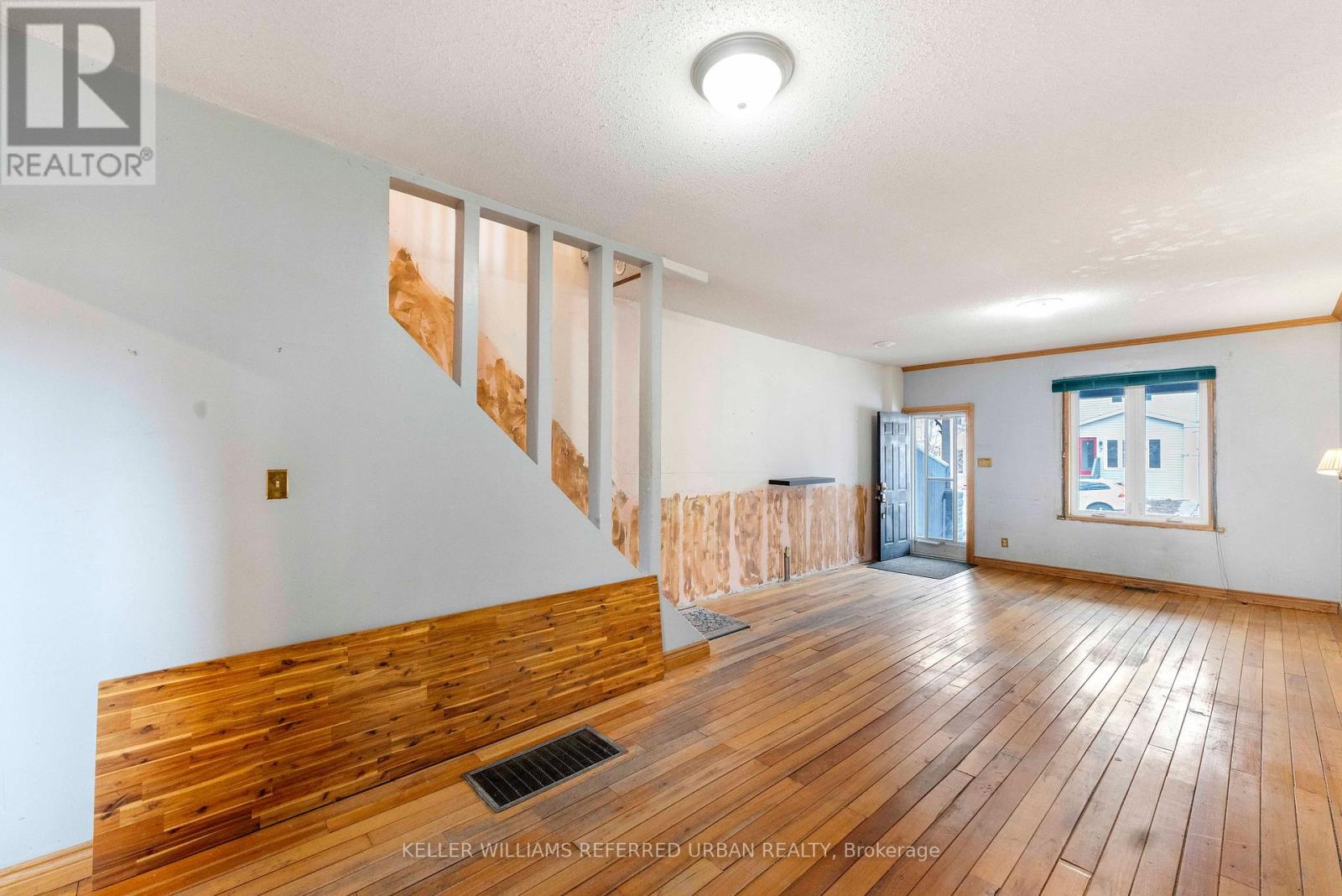 8 Woodlee Road, Toronto, Ontario  M4E 2R1 - Photo 4 - E13050642