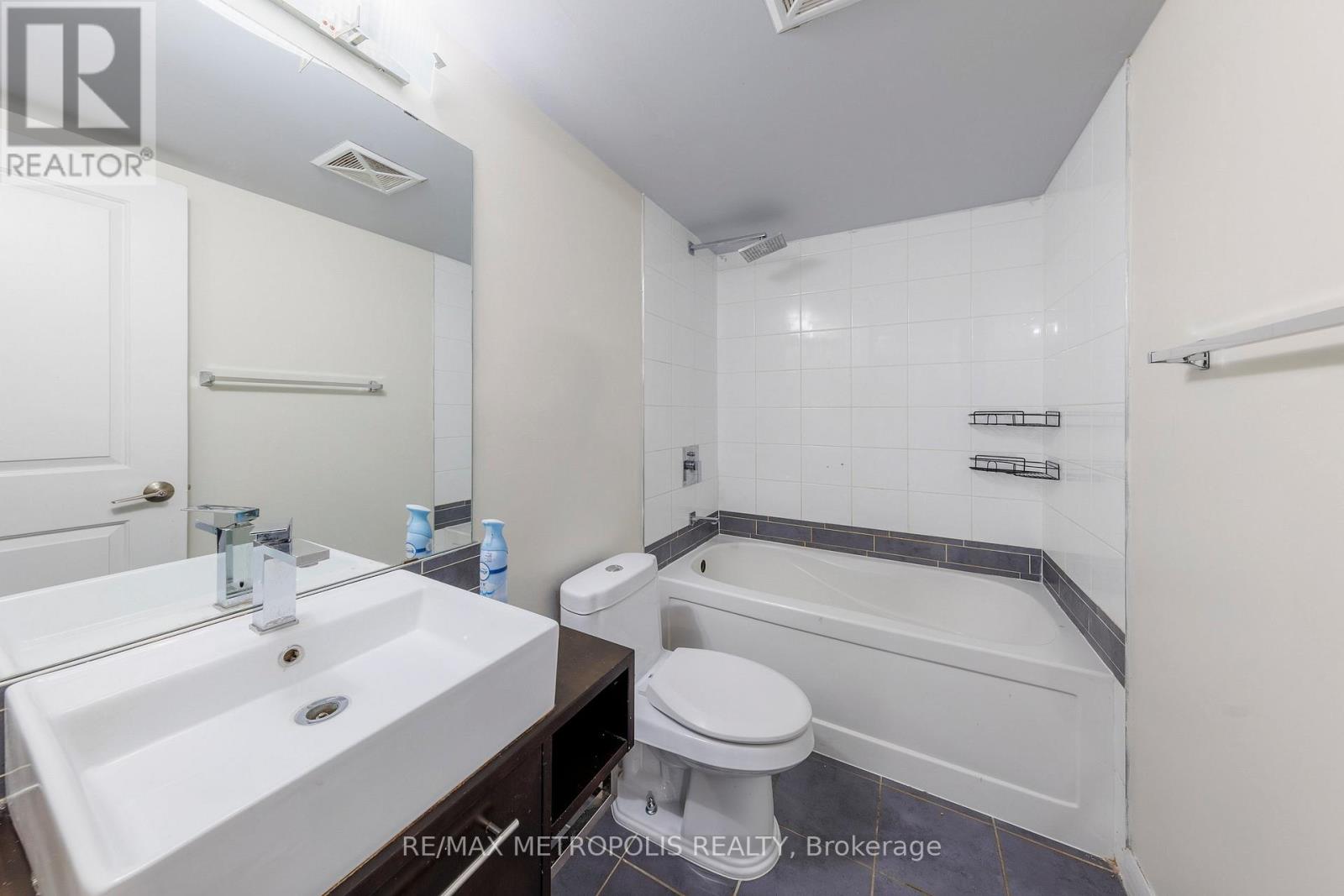 1909 - 25 Town Centre Court, Toronto, Ontario  M1P 0B4 - Photo 4 - E13050654