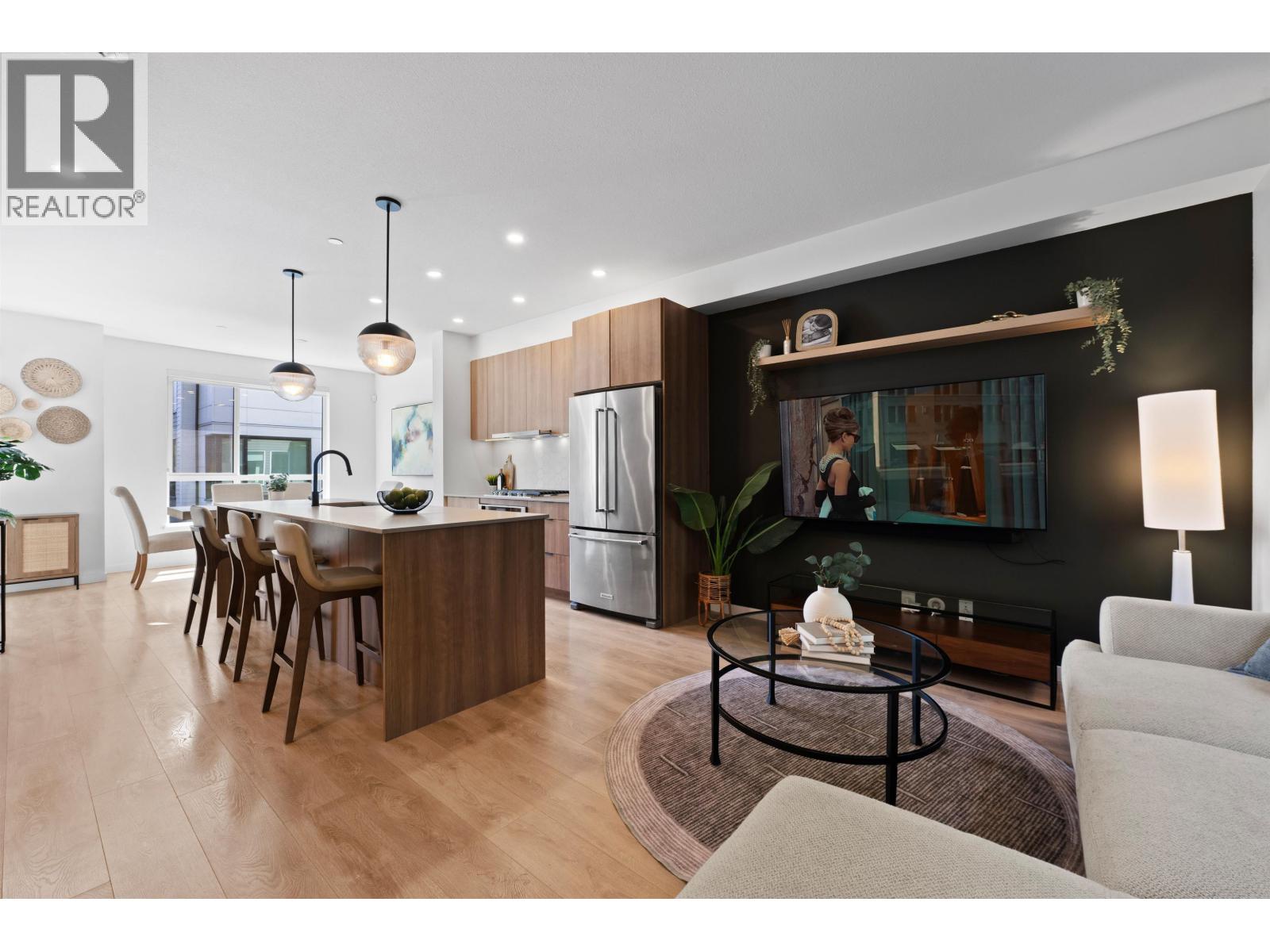 23 533 E 3rd Street, North Vancouver, British Columbia  V7L 1G4 - Photo 1 - R3116474