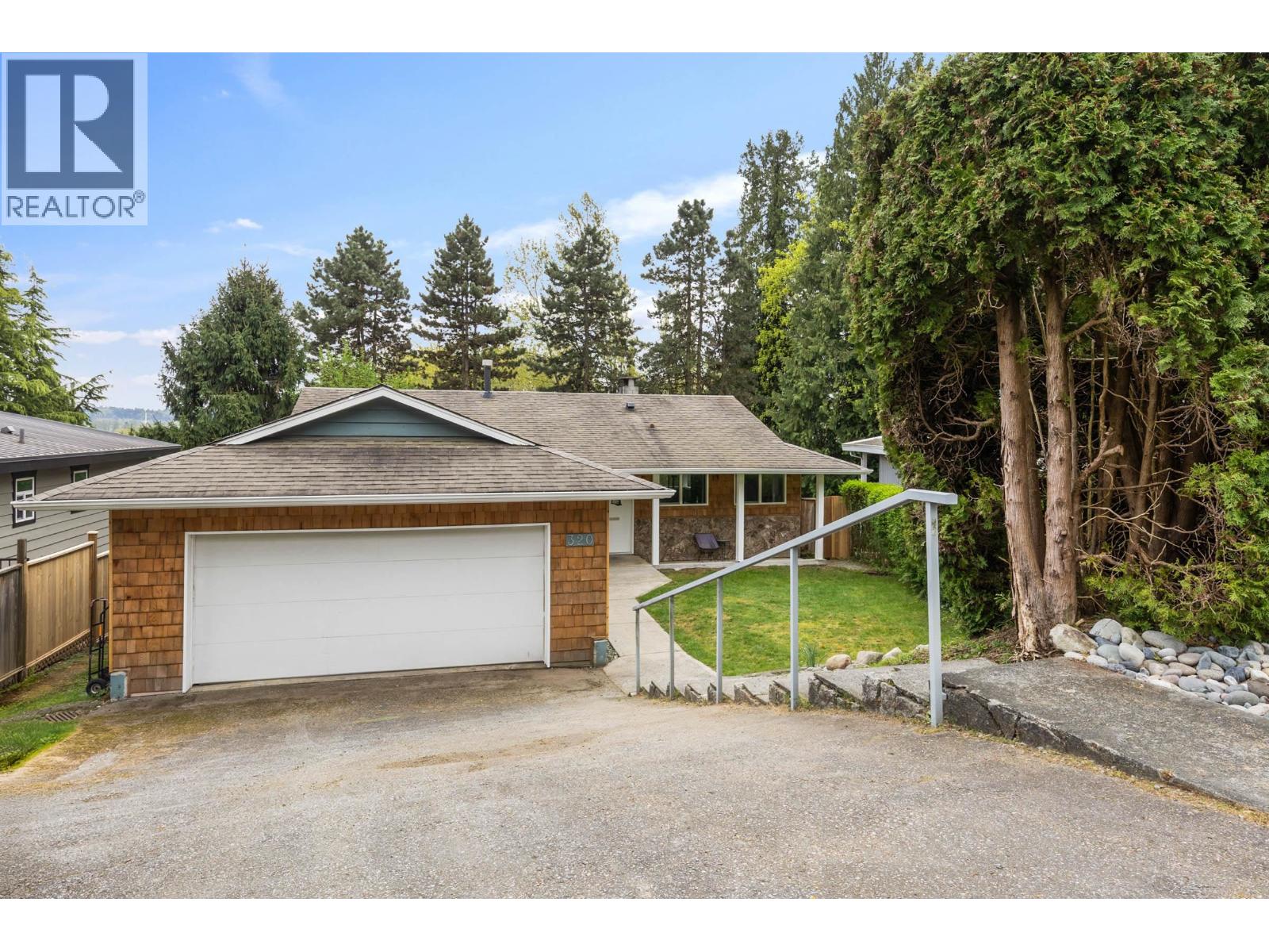 320 Gloucester Court, Coquitlam, British Columbia  V3K 5S5 - Photo 2 - R3116034