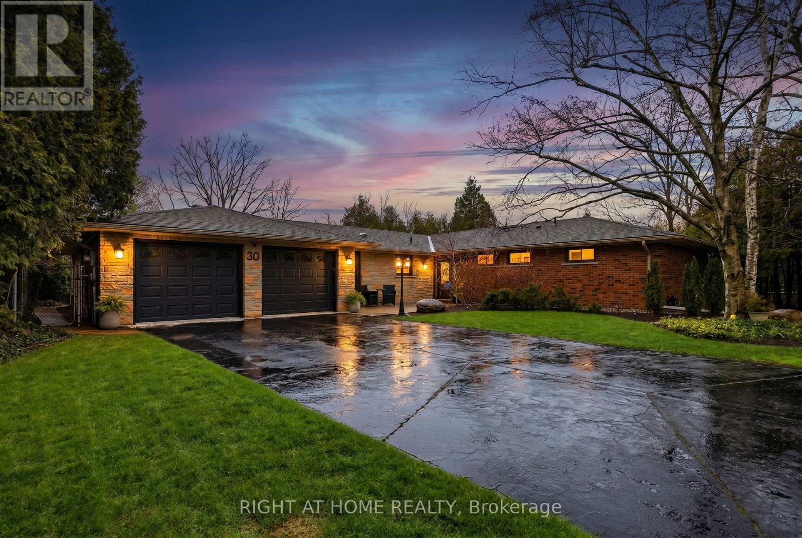 30 CARL CRESCENT, Hamilton, Ontario