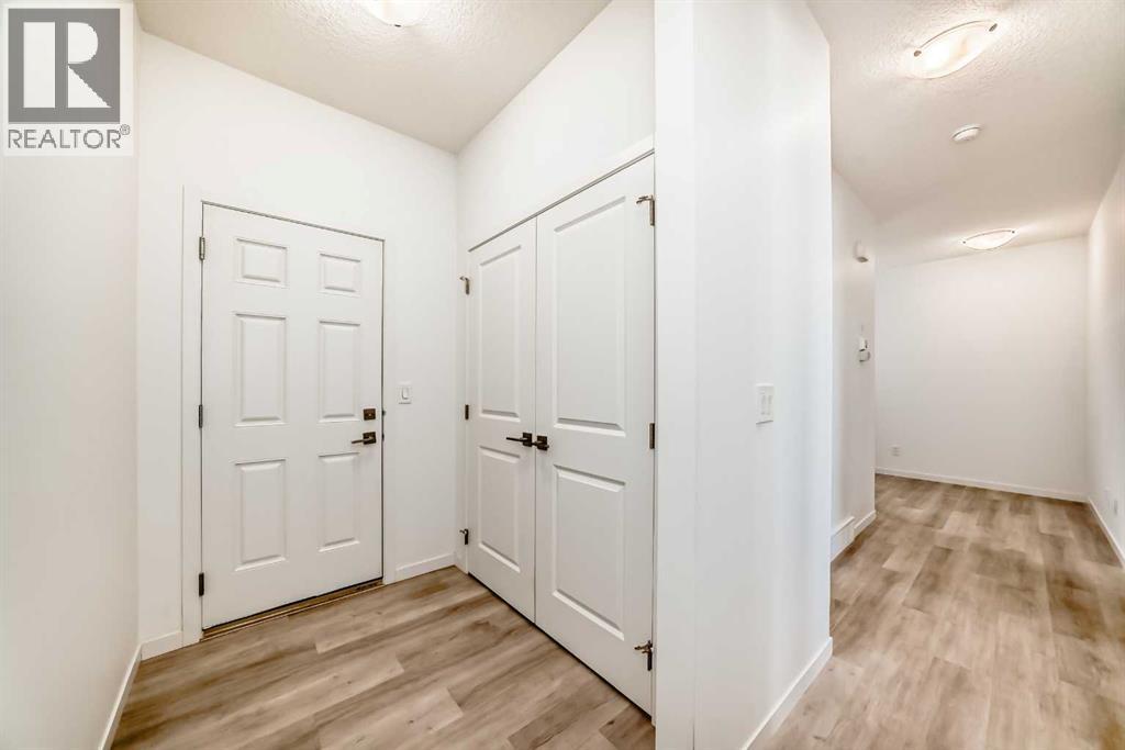 289 Crestmont Drive SW, Calgary, Alberta  T3B 6G9 - Photo 4 - A2287665