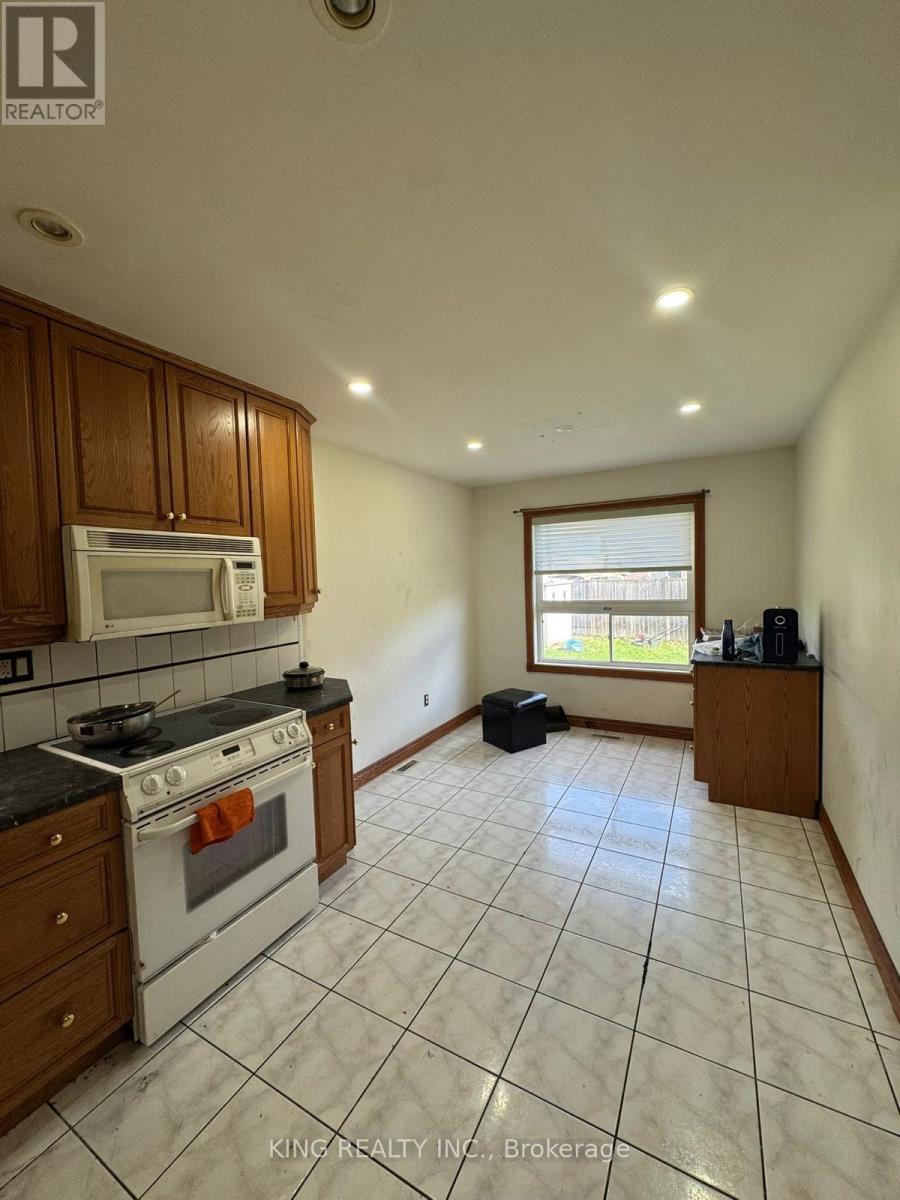 10 Torada Court, Brampton, Ontario  L5A 1H6 - Photo 3 - W13050770