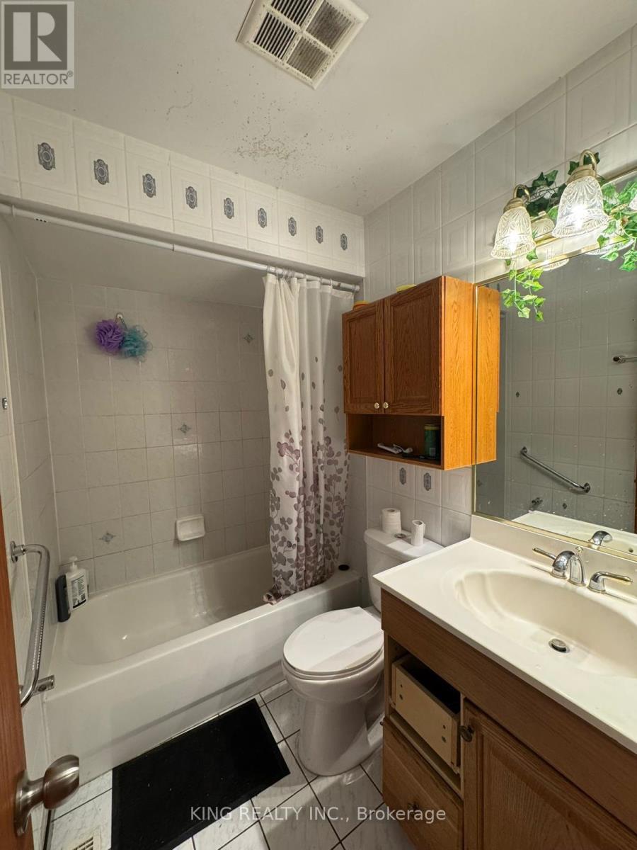 10 Torada Court, Brampton, Ontario  L5A 1H6 - Photo 4 - W13050770