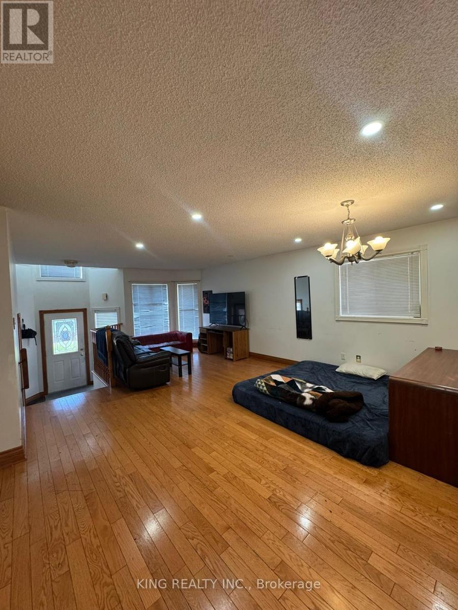 10 Torada Court, Brampton, Ontario  L5A 1H6 - Photo 5 - W13050770