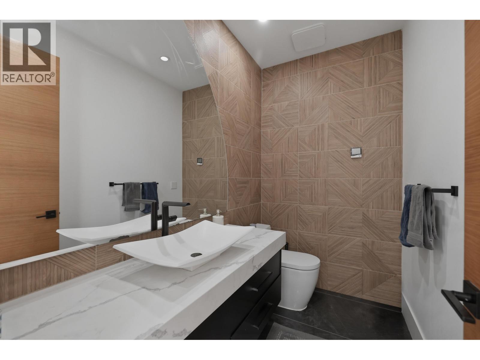 8061 11th Avenue, Burnaby, British Columbia  V3N 2N8 - Photo 11 - R3116511