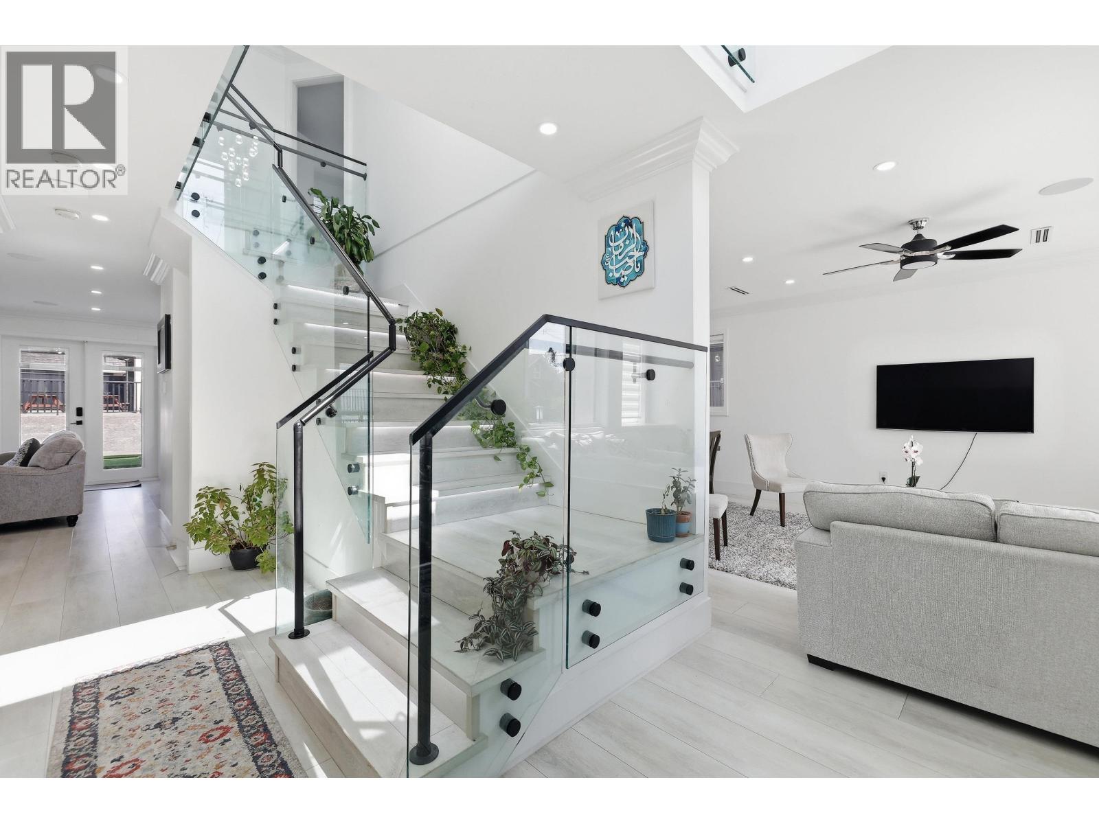 8061 11th Avenue, Burnaby, British Columbia  V3N 2N8 - Photo 12 - R3116511