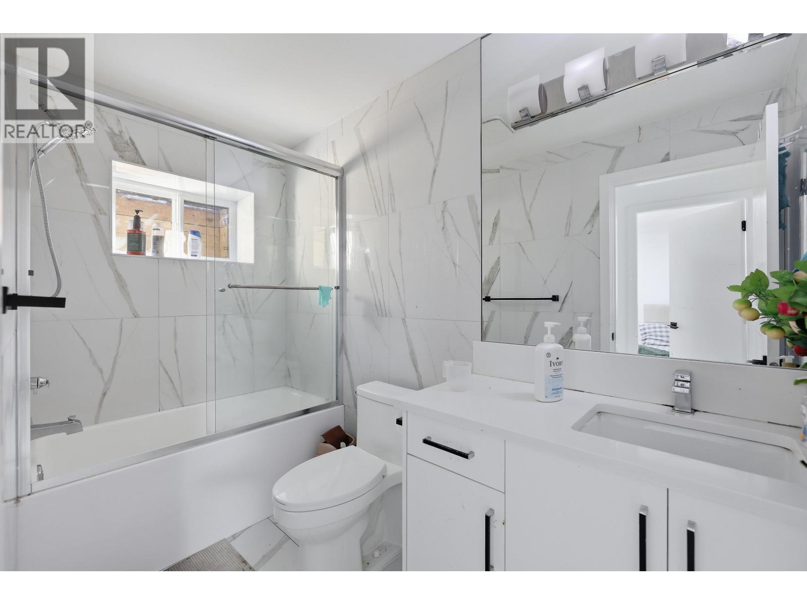 8061 11th Avenue, Burnaby, British Columbia  V3N 2N8 - Photo 14 - R3116511