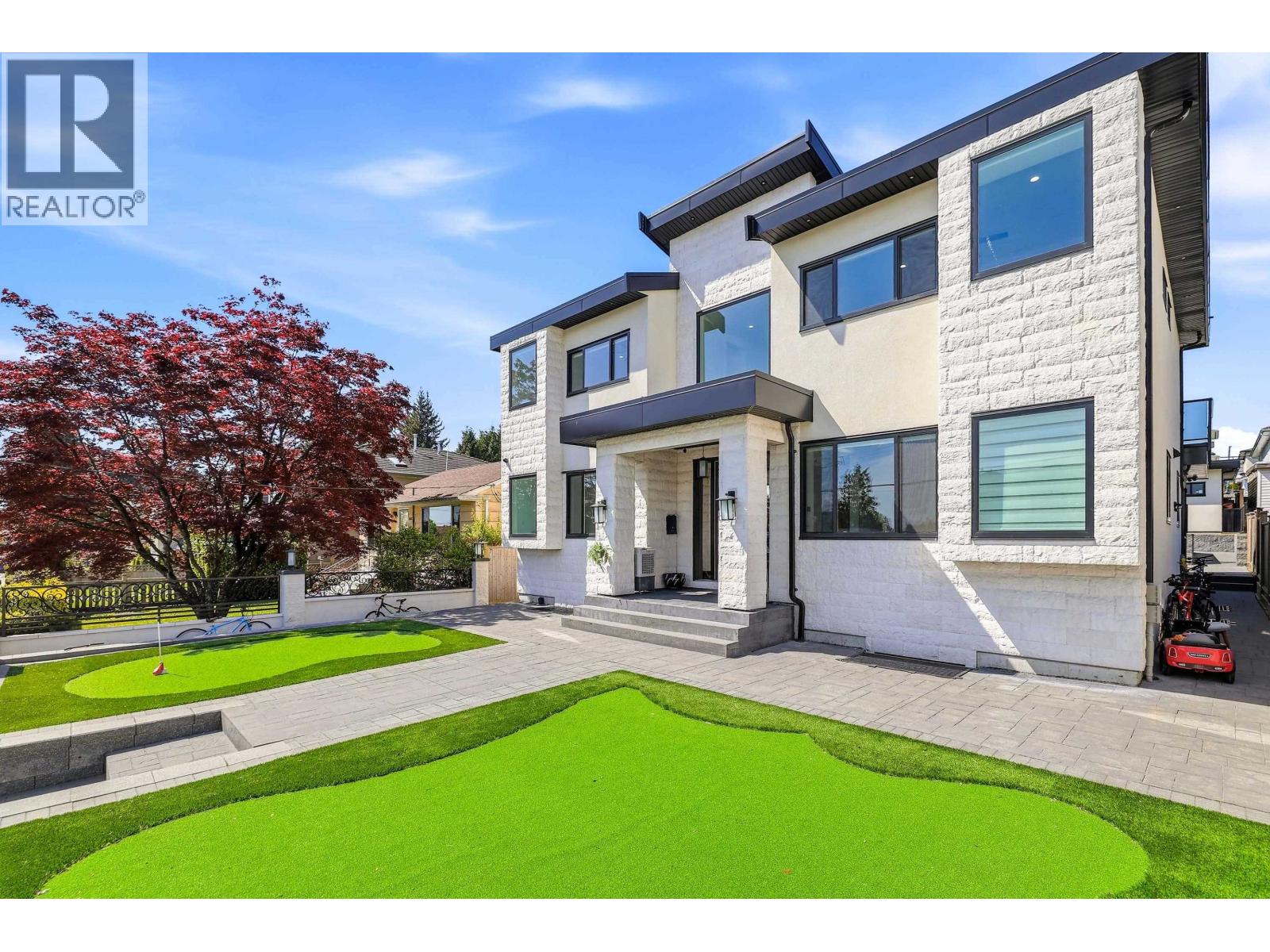 8061 11th Avenue, Burnaby, British Columbia  V3N 2N8 - Photo 4 - R3116511