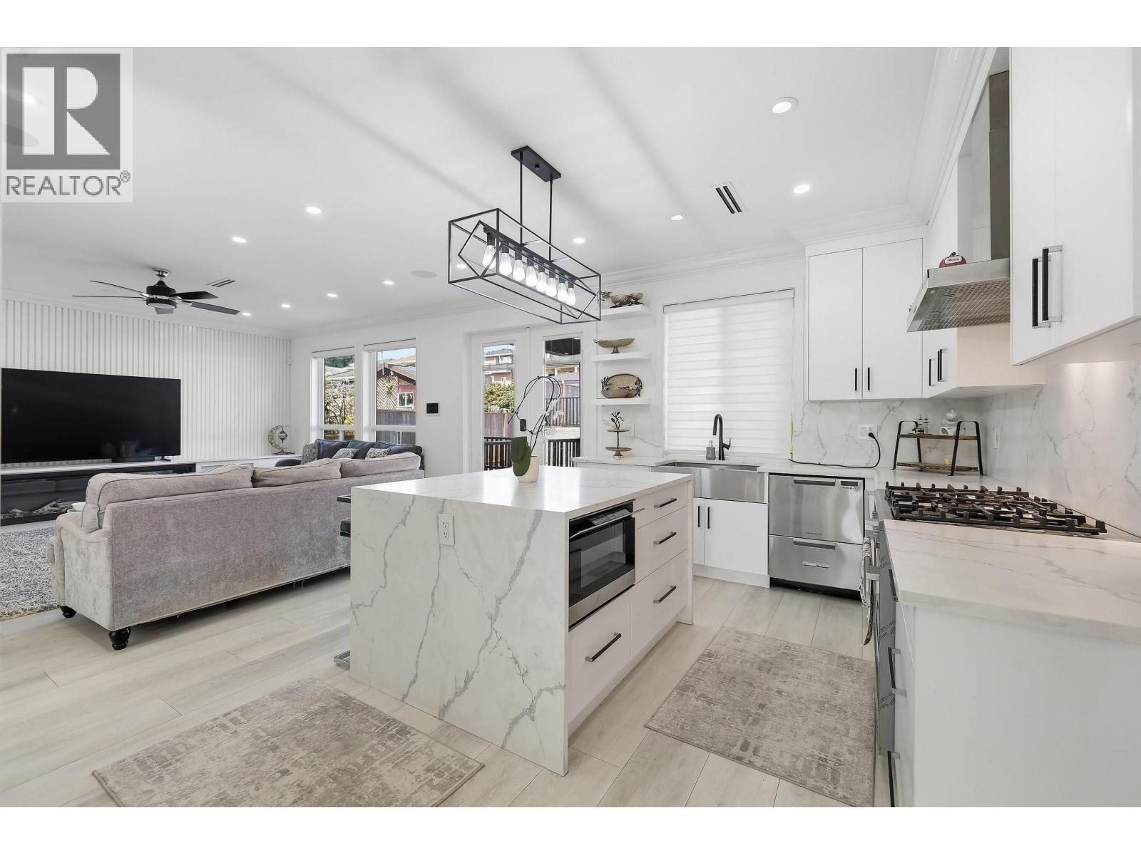 8061 11th Avenue, Burnaby, British Columbia  V3N 2N8 - Photo 5 - R3116511