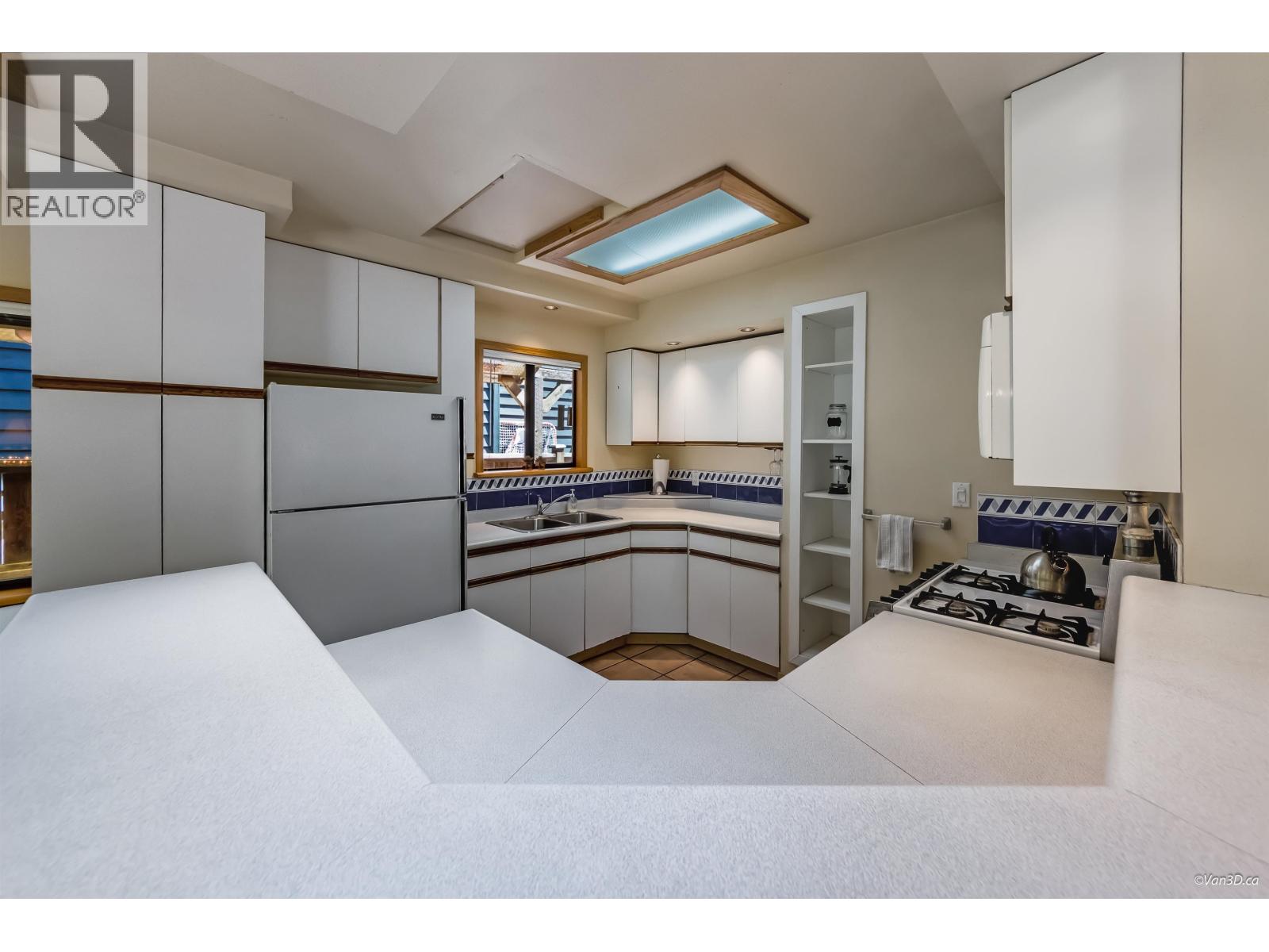 4585 Raeburn Street, North Vancouver, British Columbia  V7G 1K3 - Photo 11 - R3116521