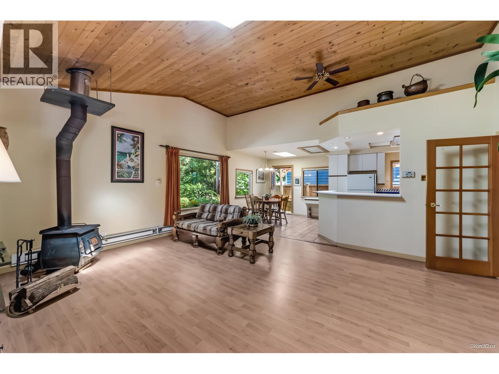 4585 Raeburn Street, North Vancouver, British Columbia  V7G 1K3 - Photo 12 - R3116521