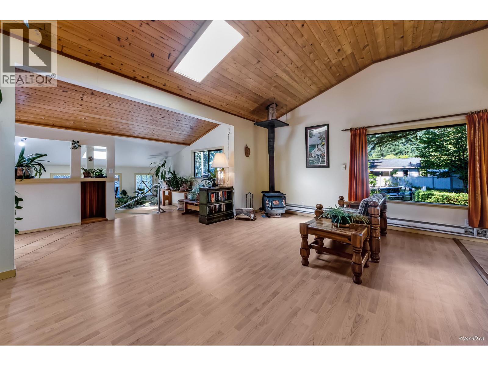 4585 Raeburn Street, North Vancouver, British Columbia  V7G 1K3 - Photo 13 - R3116521