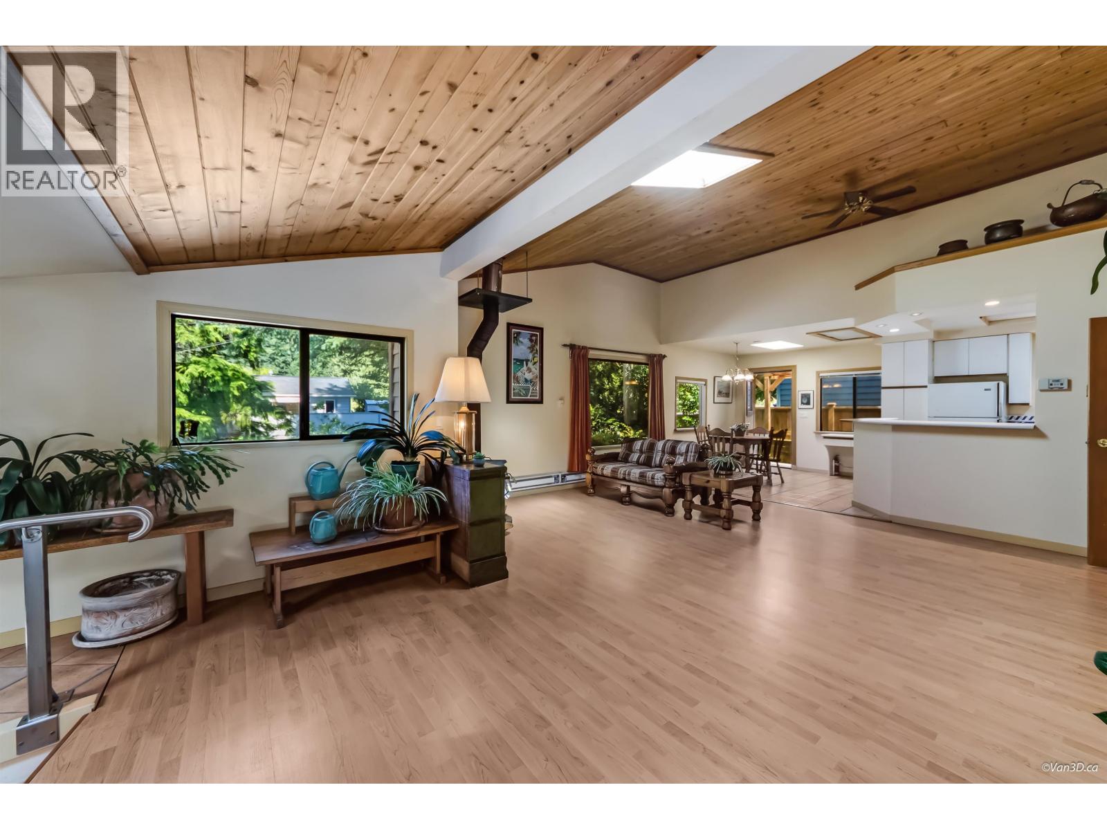 4585 Raeburn Street, North Vancouver, British Columbia  V7G 1K3 - Photo 14 - R3116521