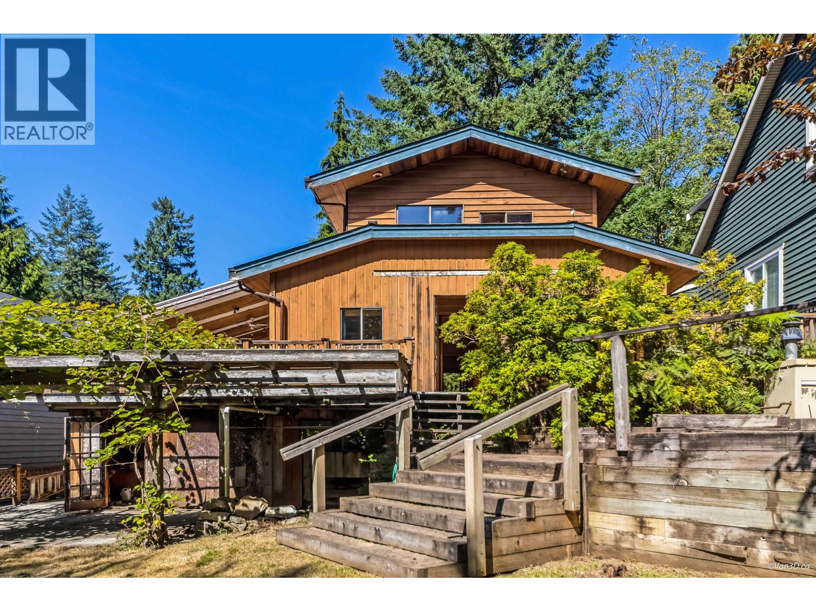 4585 Raeburn Street, North Vancouver, British Columbia  V7G 1K3 - Photo 2 - R3116521