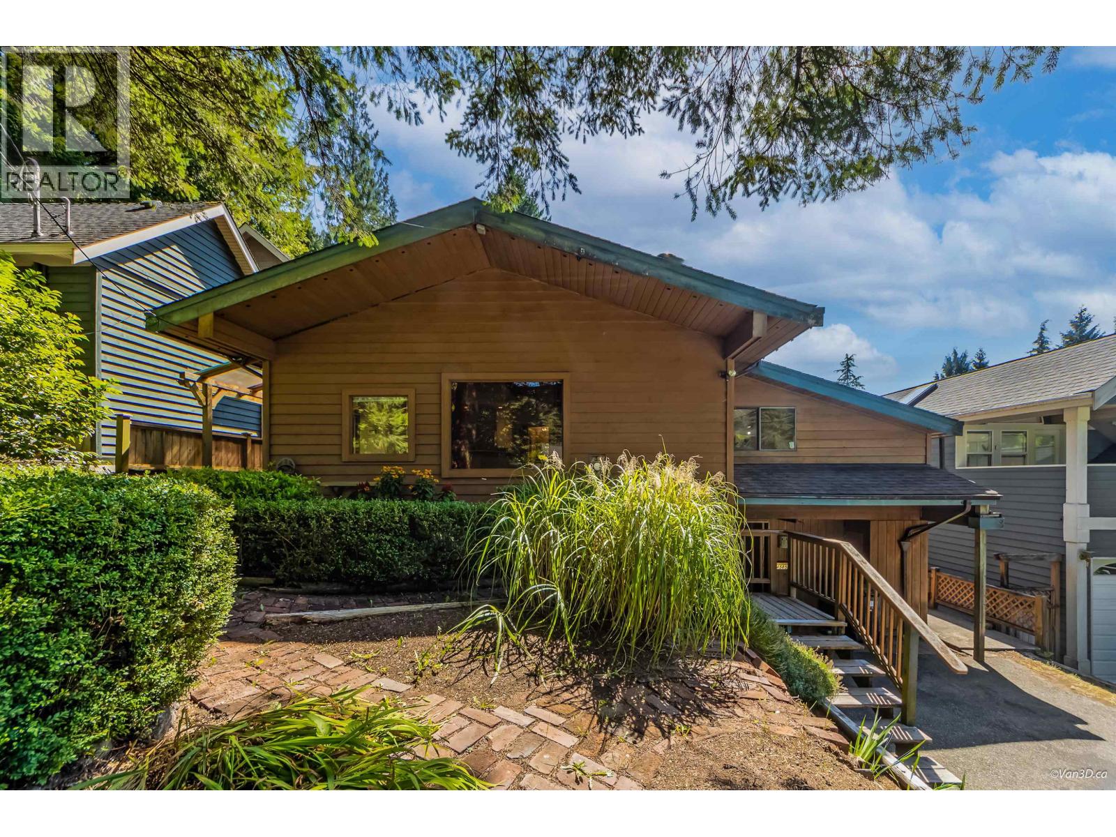 4585 Raeburn Street, North Vancouver, British Columbia  V7G 1K3 - Photo 3 - R3116521