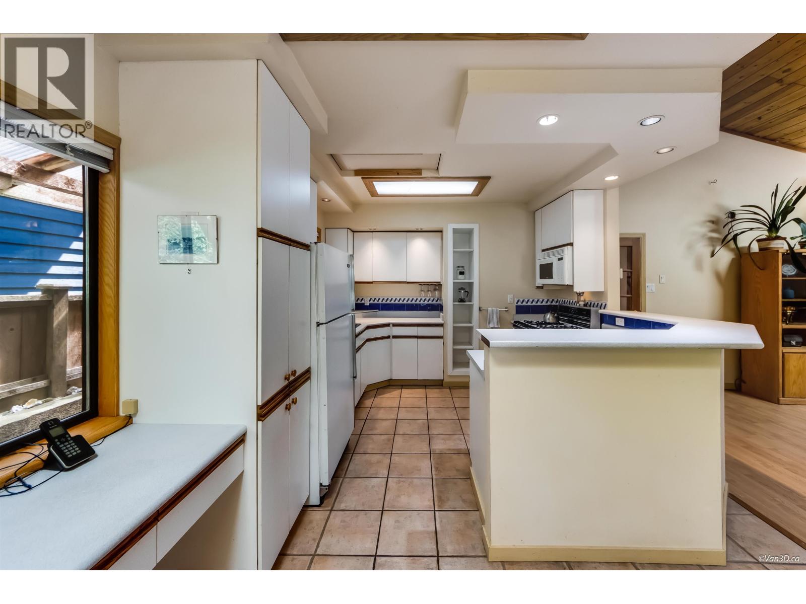 4585 Raeburn Street, North Vancouver, British Columbia  V7G 1K3 - Photo 8 - R3116521