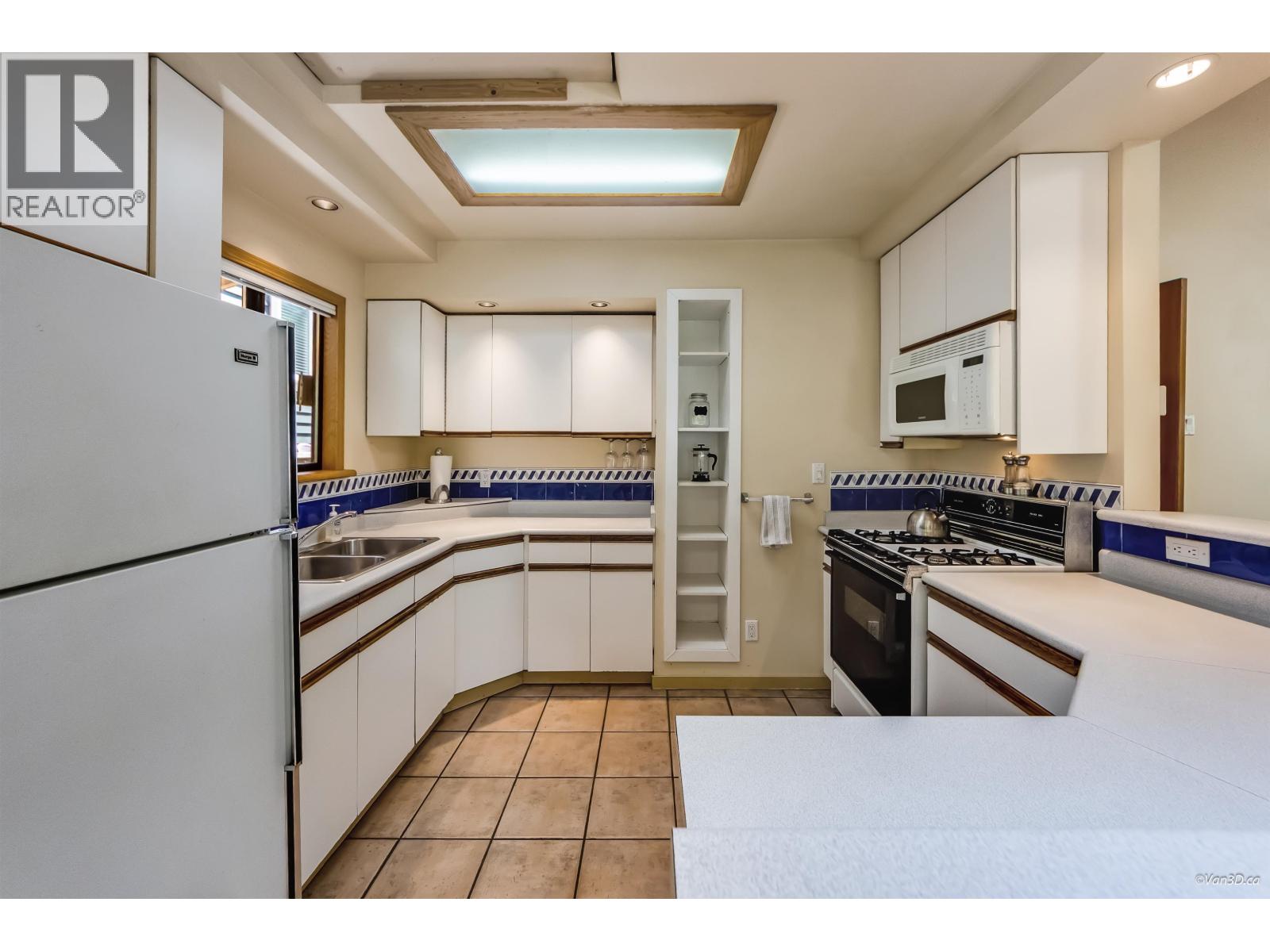 4585 Raeburn Street, North Vancouver, British Columbia  V7G 1K3 - Photo 9 - R3116521