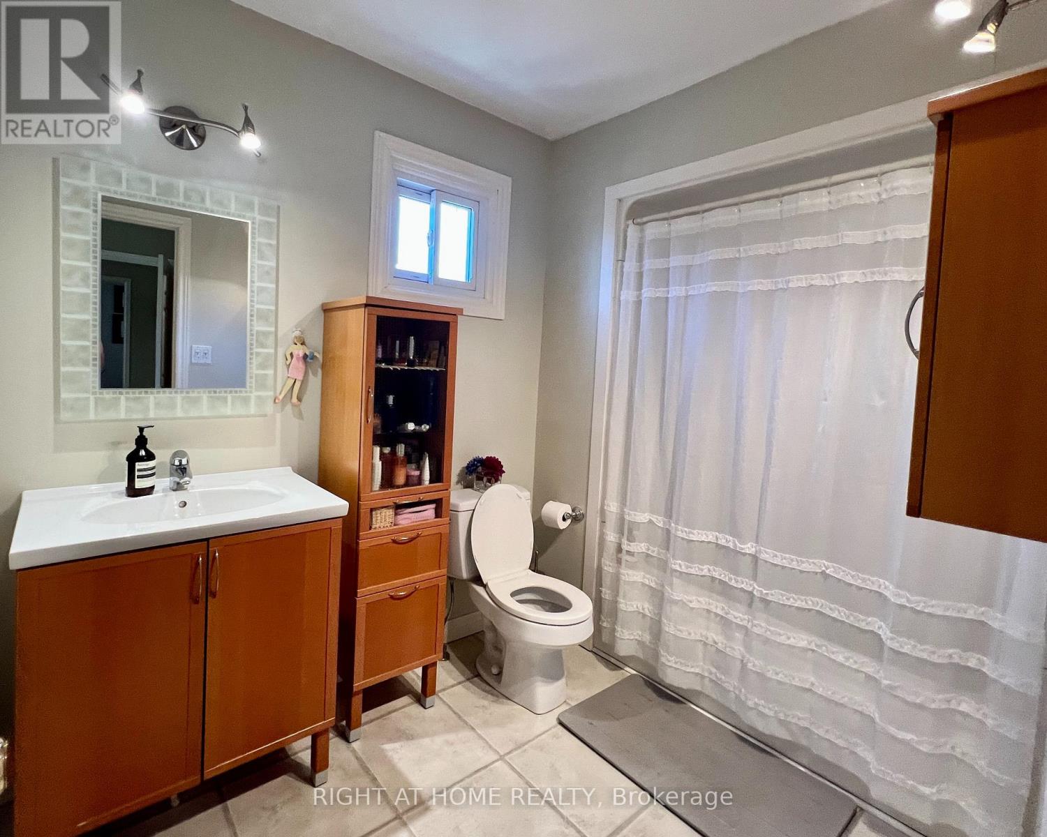 4 Silverbirch Place, Whitby, Ontario  L1R 1X7 - Photo 12 - E13050786