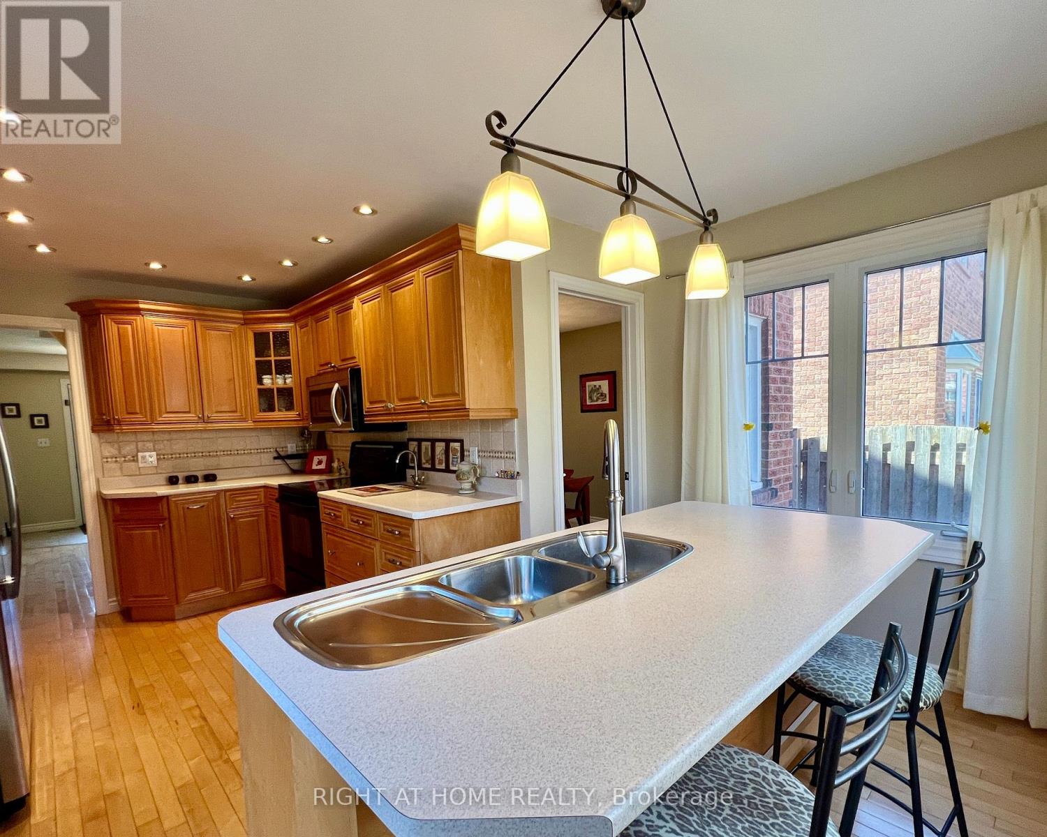 4 Silverbirch Place, Whitby, Ontario  L1R 1X7 - Photo 7 - E13050786