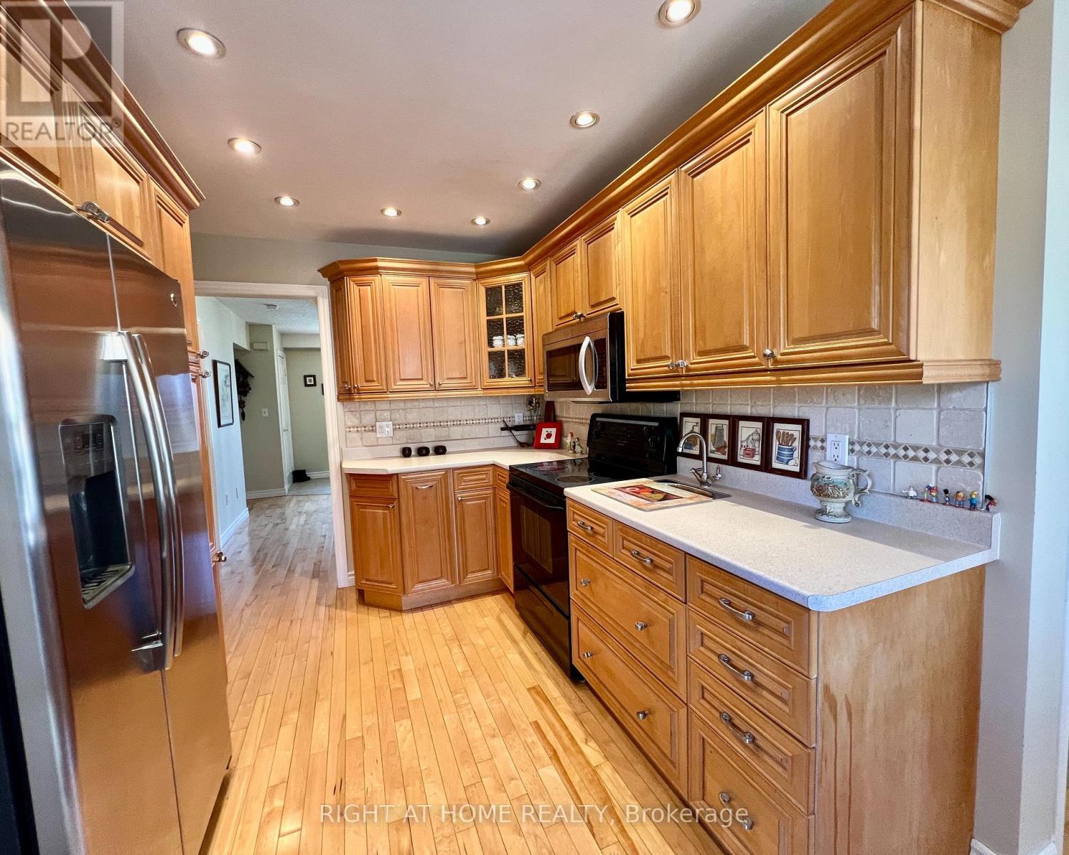 4 Silverbirch Place, Whitby, Ontario  L1R 1X7 - Photo 8 - E13050786