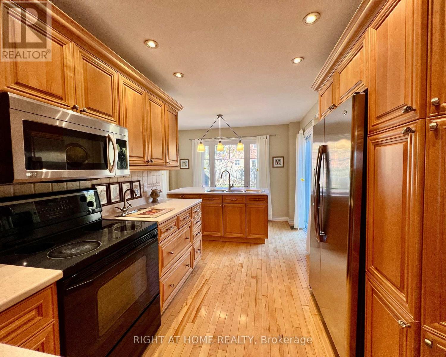 4 Silverbirch Place, Whitby, Ontario  L1R 1X7 - Photo 9 - E13050786